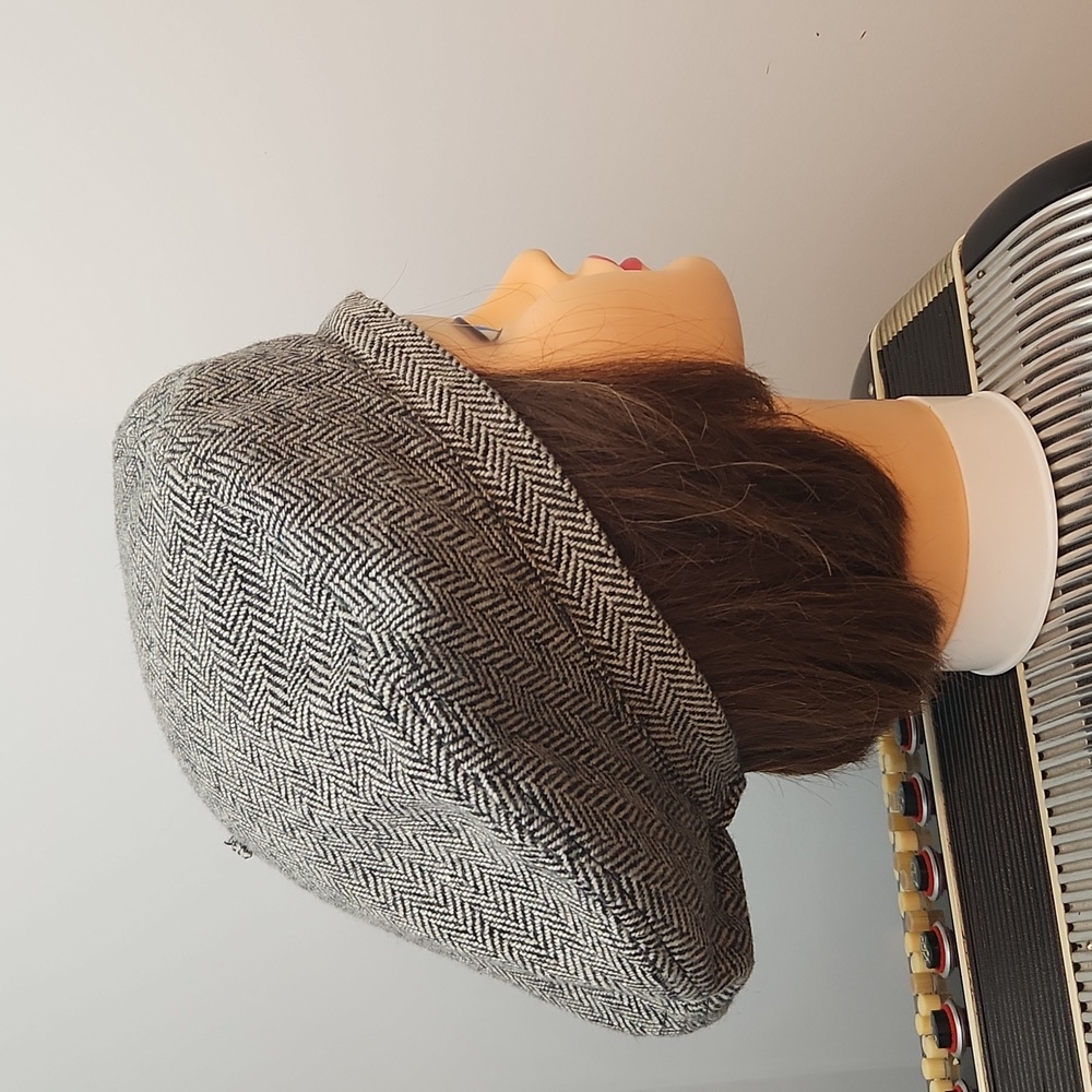 HOUNDSTOOTH BLACK & WHITE BERET - Picture 3 of 5